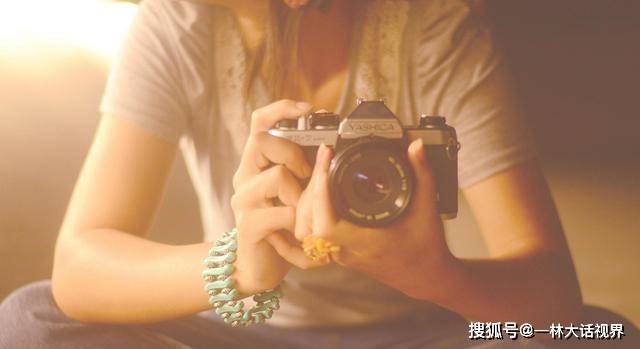 效应人在镜子里看到的自己和照相机中的自己，哪个更真实？