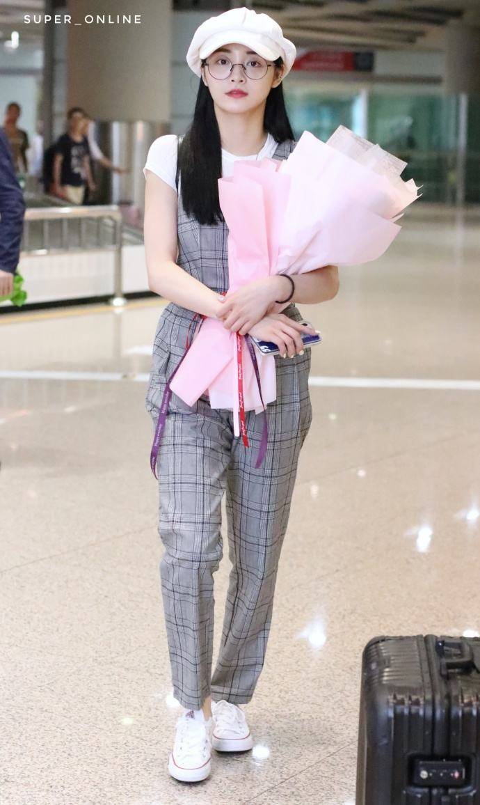 右腿 周洁琼不当明星当网红，两条裤子叠着穿，左腿正经右腿清纯！