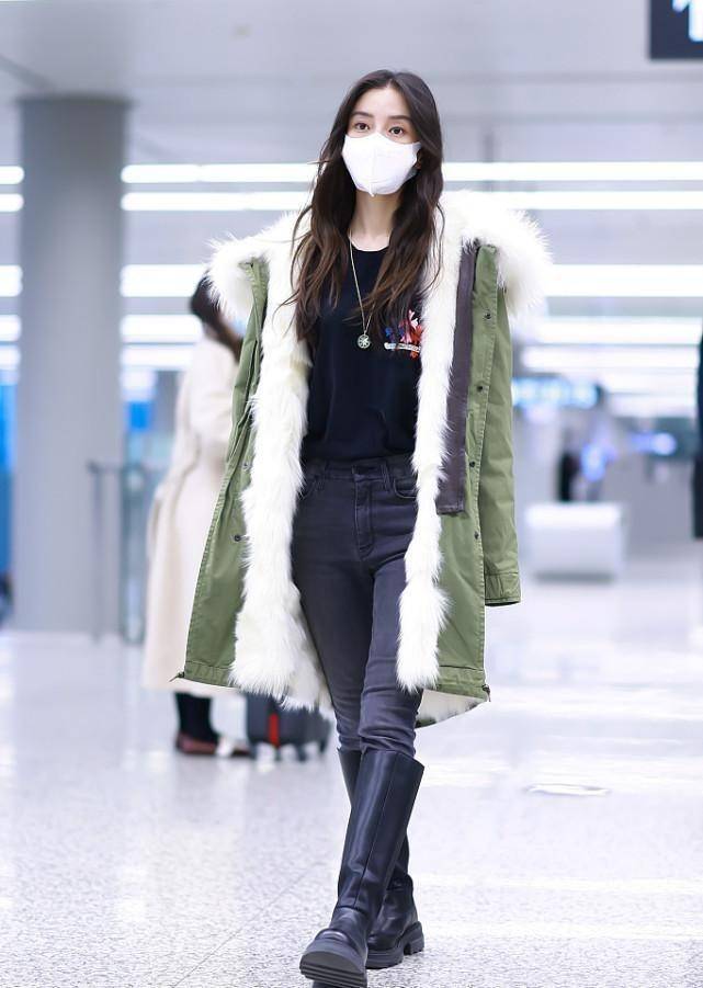 设计 杨颖穿大衣的眼光真高,军装大衣拼接毛边,配皮靴减龄还显气质