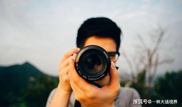 效应人在镜子里看到的自己和照相机中的自己，哪个更真实？