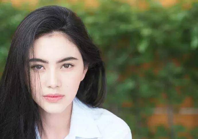 "泰国第一神颜"剑眉星眼,鼻梁高挺,唇形丰满,五官精致到无可挑剔,被称