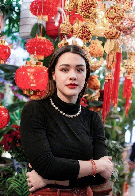 什么 钟丽缇混血女儿太抢镜了，穿针织衫显身材，气质竟比妈妈还好