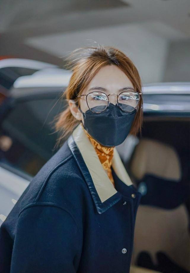 脚踝 李菲儿气质这么好,短大衣配打底衫时尚清新,露脚踝看着有点冷