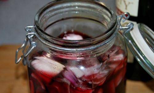 暖胃|葡萄酒泡洋葱功效强大，经常食用补气养血，美容抗老，暖胃促消化