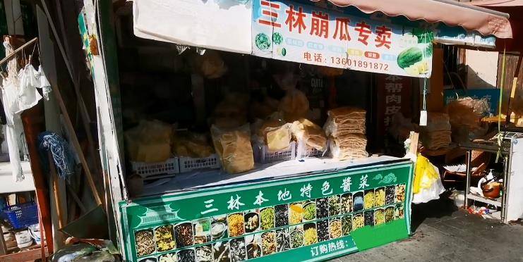 上海冷清的古镇老街，唯独来买肉皮的人多，小店铺里人头攒动