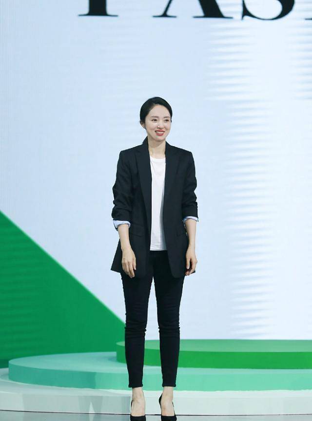 小家伙 董璇3岁女儿T台走秀，佟大为关悦携子捧场，青梅竹马同框超养眼