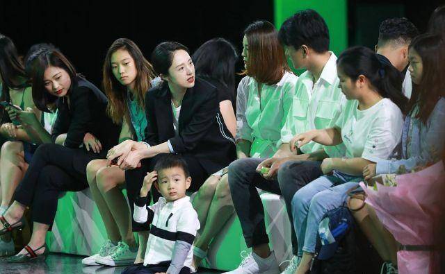 小家伙 董璇3岁女儿T台走秀，佟大为关悦携子捧场，青梅竹马同框超养眼