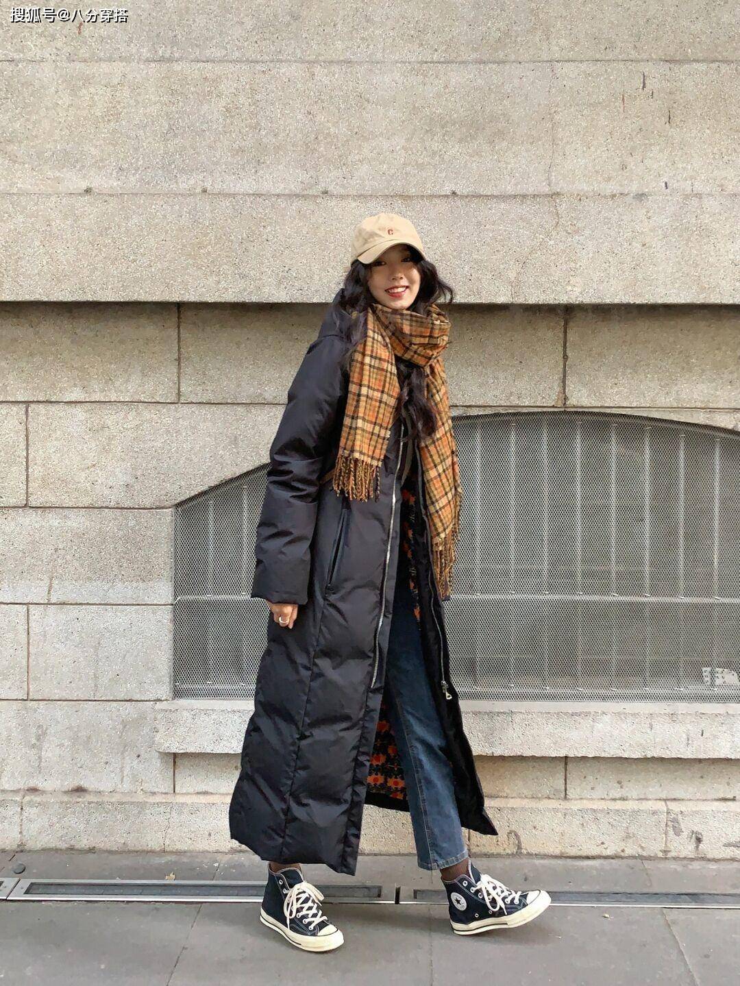 进行 轻熟女性冬天不要瞎打扮，试试这些长款羽绒服，简约利落又保暖