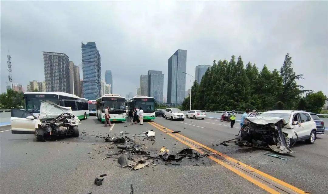 重庆观音桥车祸2021图片