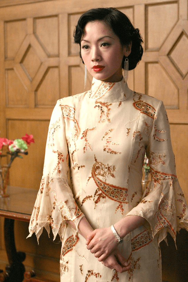 吴倩莲真是初代"旗袍美人",古典扮相温婉迷人,这才是风韵犹存