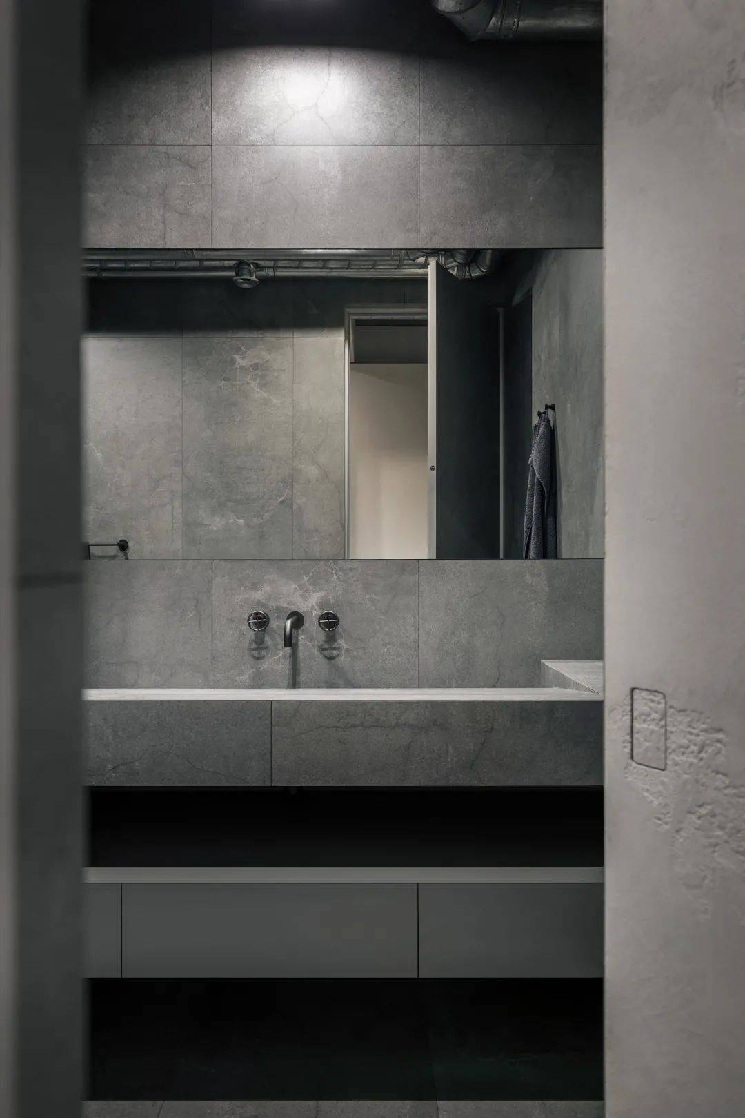 100㎡简约工业风,粗犷朴素的高级灰,这样设计很美!_深灰色_空间_自然