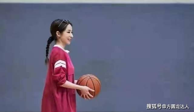 身材 41岁萧亚轩太少女，穿玫红色运动服陪男友打球，看不出差16岁