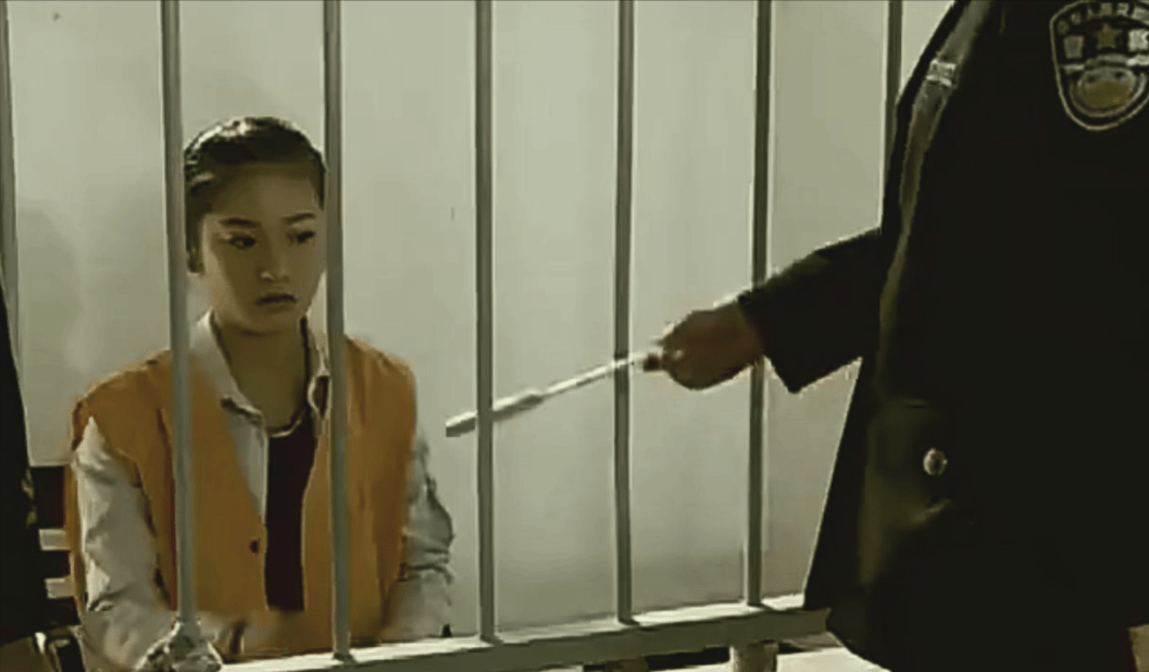 审讯室中,面对警方提出的各种问题,马艳红回答的支支吾吾,前言不搭后