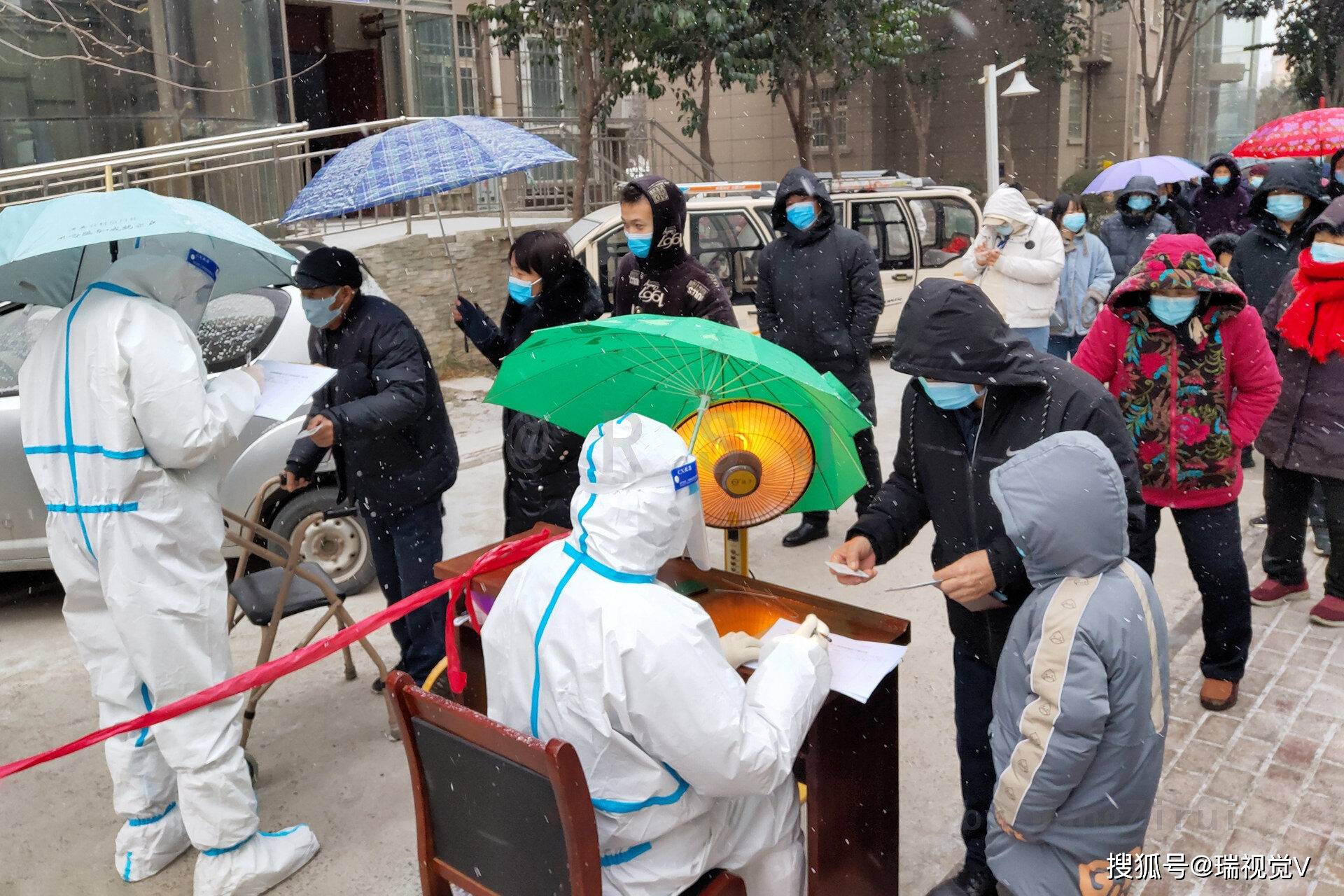 原创封控第14天滑县居民冒雪排队做第八轮核酸检测