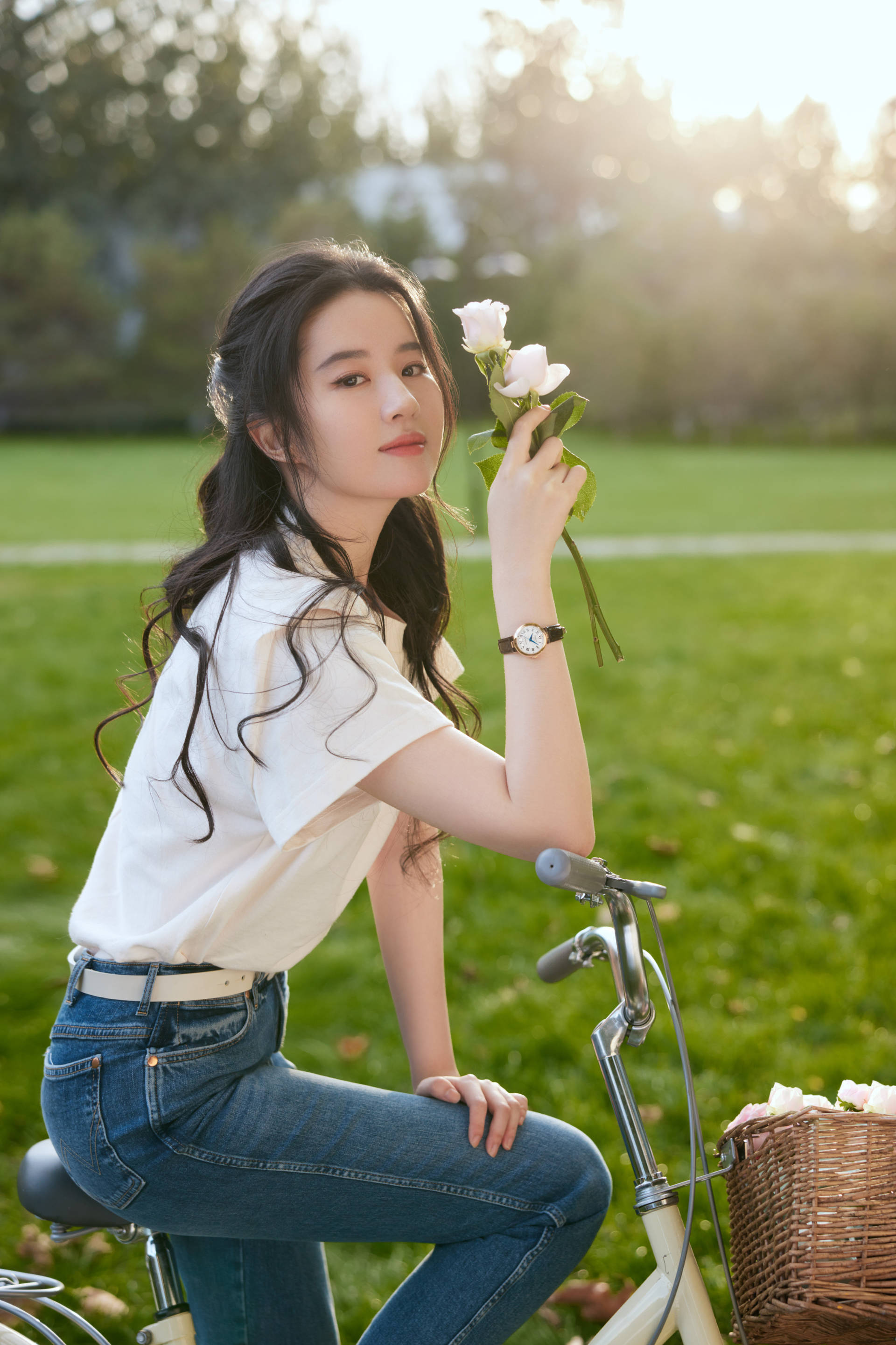 刘亦菲西装参加线下活动,变胖后下颌线消失颈纹明显,神颜不再?