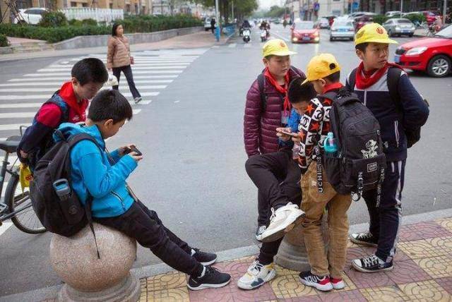 因携带手机上学起冲突,广西十二岁男童怒杀其父,学校禁带手机挺好