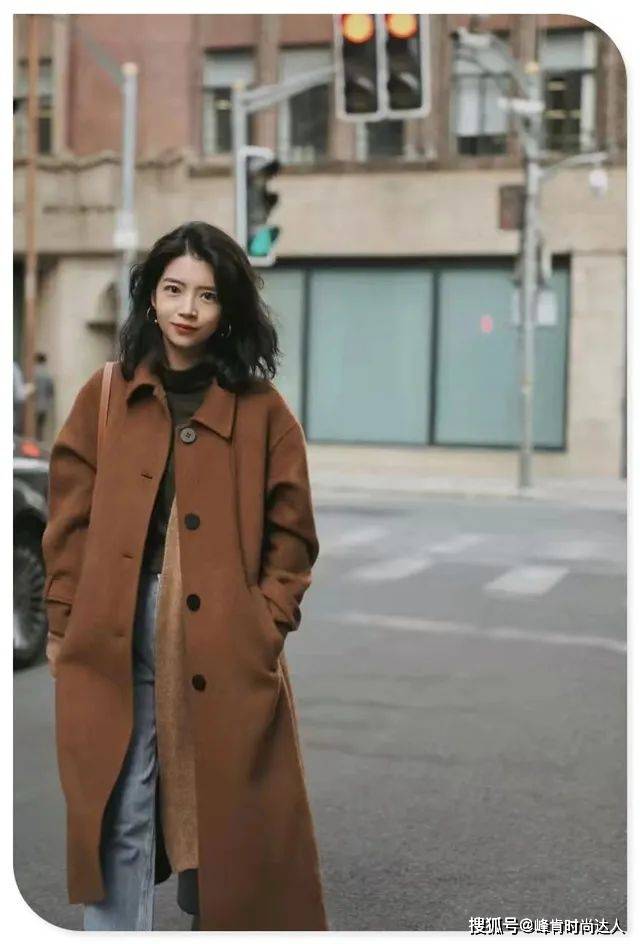 颜色 今年秋冬有种流行色叫“焦糖色”，温暖又气质，三木都很爱穿