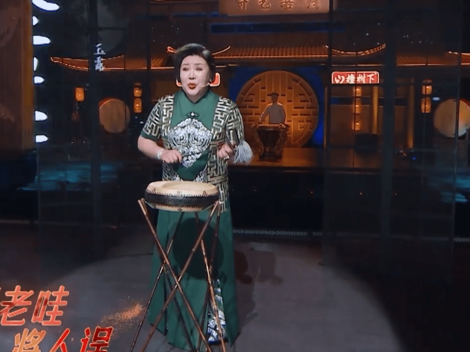 魅力 郭麒麟继母气质原来这么好，身材丰满但气韵足，45岁仍有名角气度