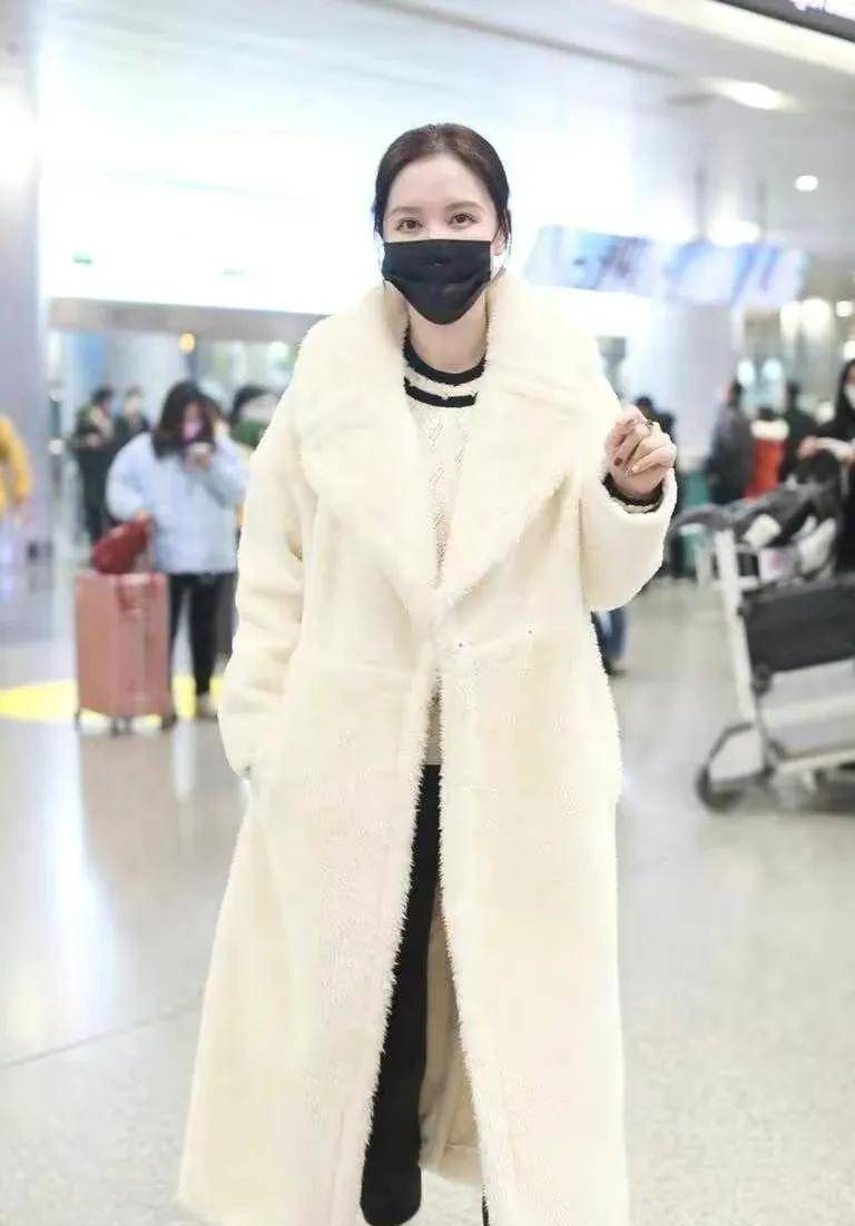 卫衣 张萌私服低调走机场，AIIblack外套搭卫衣，减龄时尚兼并优雅