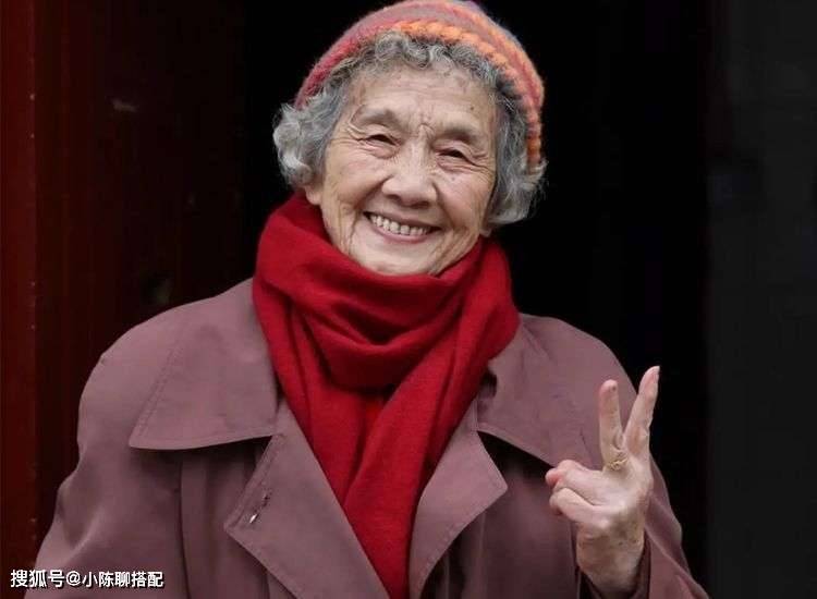 皱纹 如果能这样老去，谁还会怕变老？瞧这个奶奶满脸皱纹依旧时髦优雅