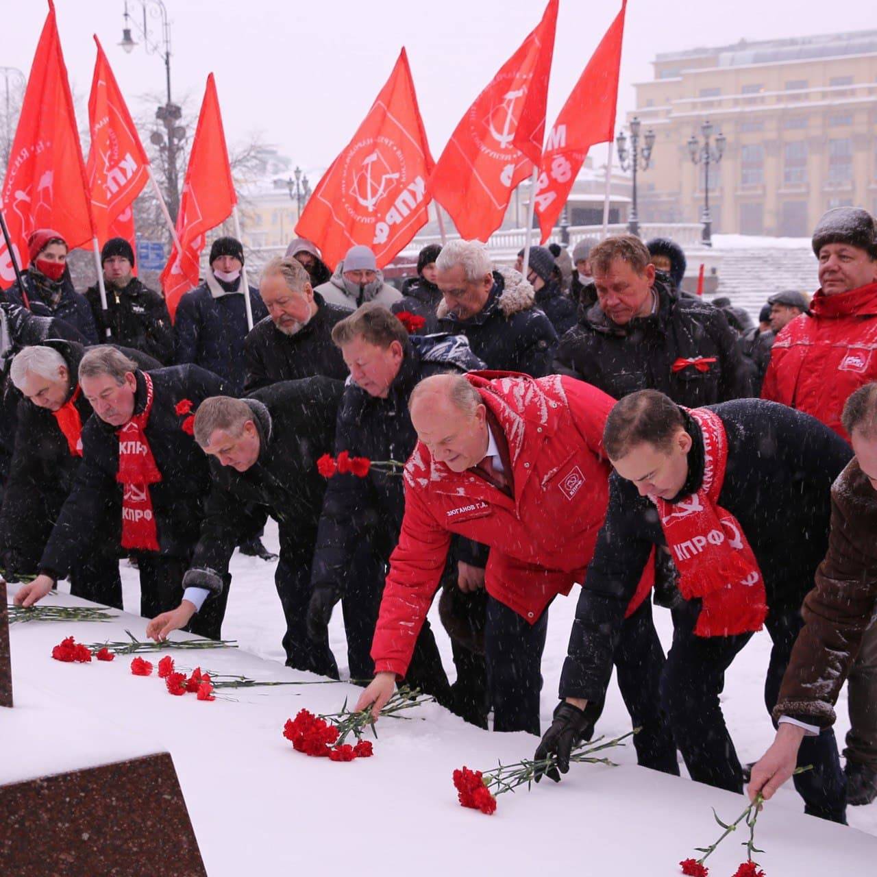 久加诺夫举旗献花：纪念列宁逝世98周年，学习中国8亿人脱贫经验