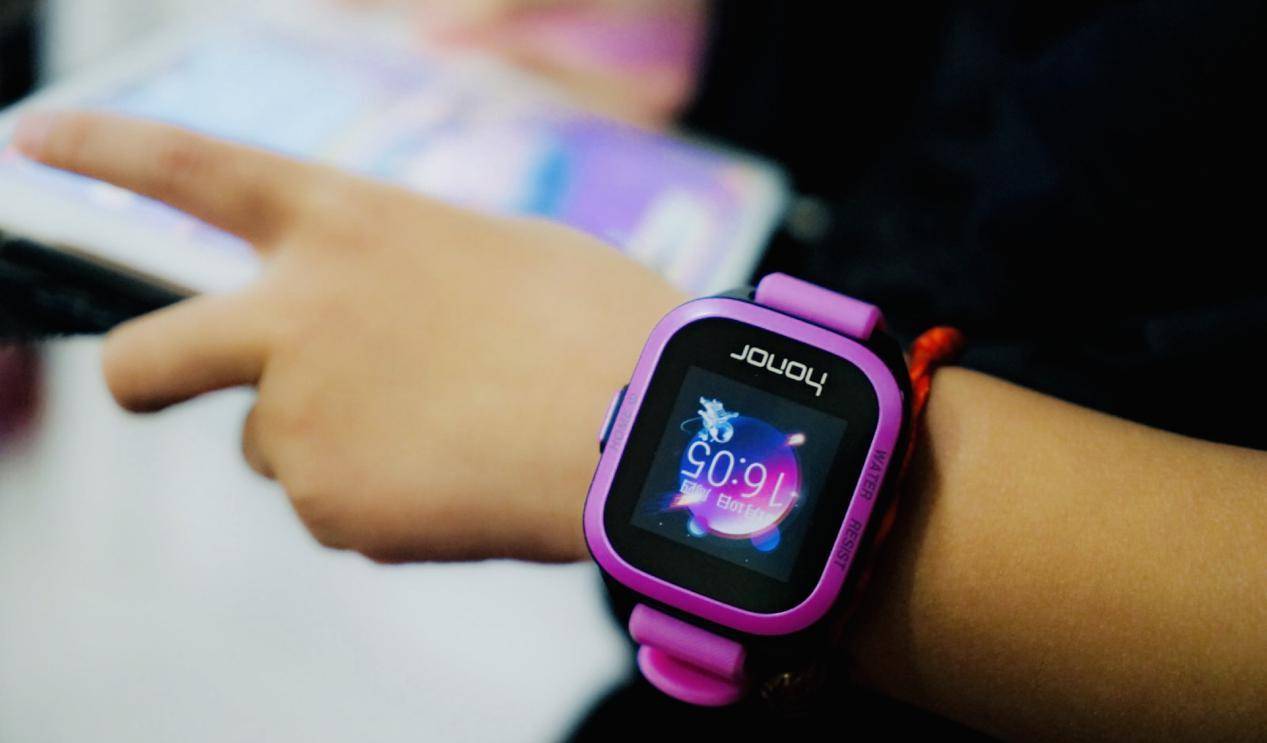 原创荣耀小k2儿童手表评测室外室内精准定位带来全方位安全守护