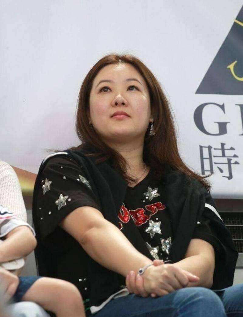 婚后,伏明霞和梁锦松一起住在浅水湾,家里有保姆伺候二人,生活幸福.