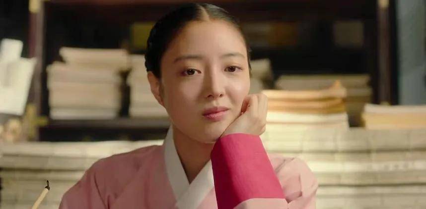 分析|《衣袖红镶边》隐喻分析:所有人的宿命,暗藏在前2集的细节中