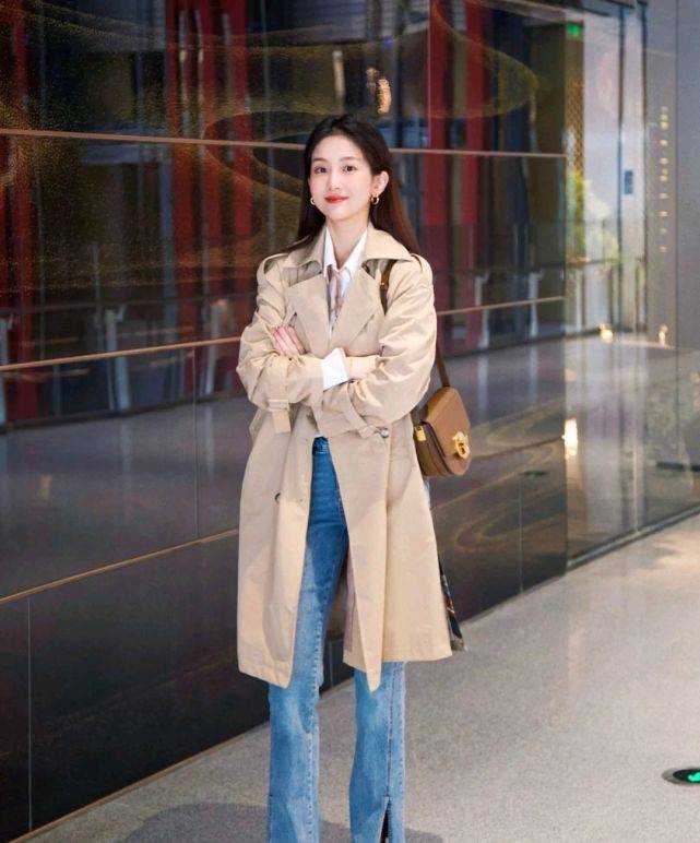 围巾 怎么穿大衣才高级？三套穿搭示范，让你轻松成为人群中的焦点