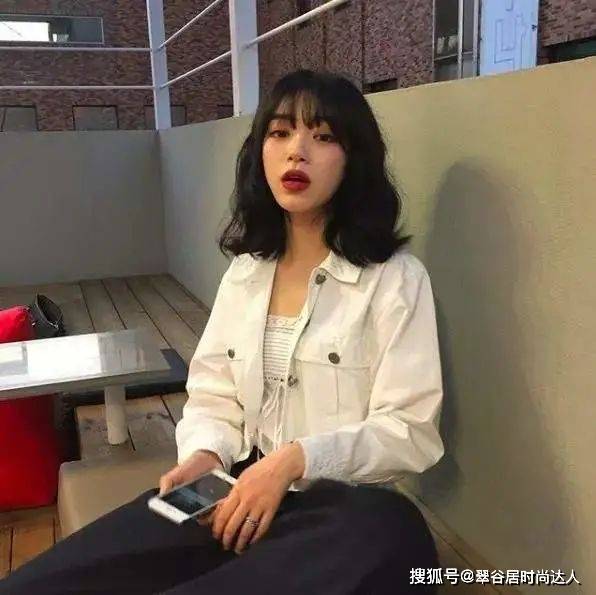卷发50岁白发太多适合什么发型？试试这三种短发，时尚减龄又显气质