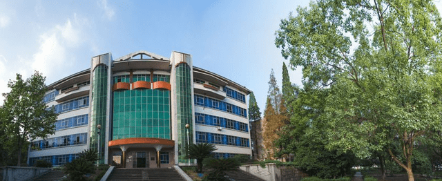 益阳师范学校是由益阳市举办,益阳市教育局主管的中等师范学校.