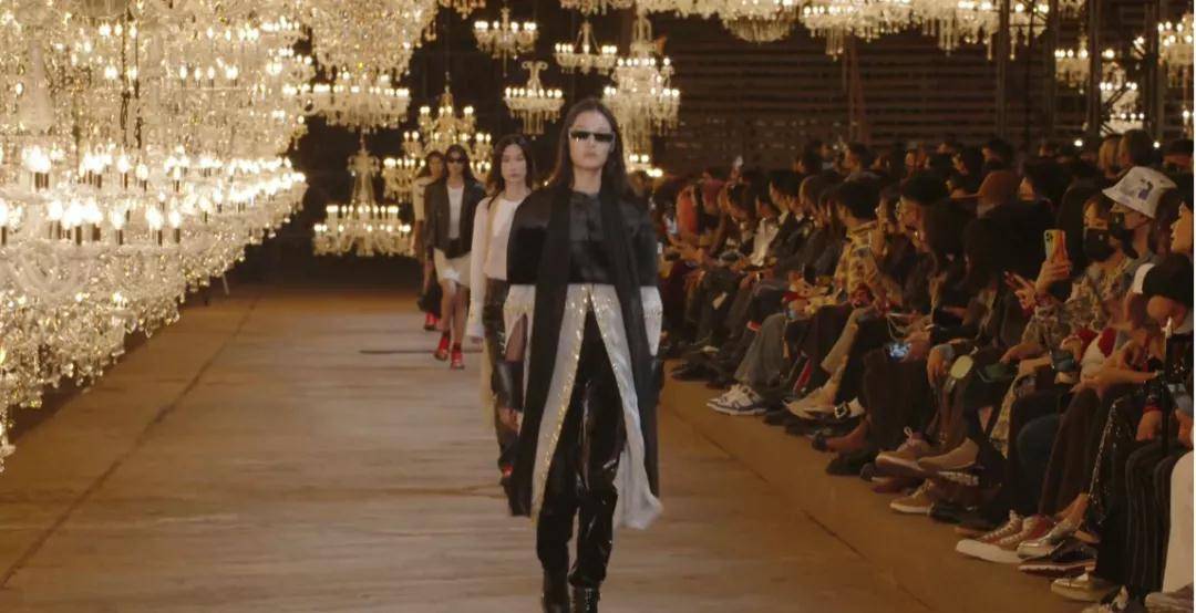 品牌 LV大秀红毯来了！热巴暴露发际线，周冬雨瘦过头，刘亦菲状态绝佳