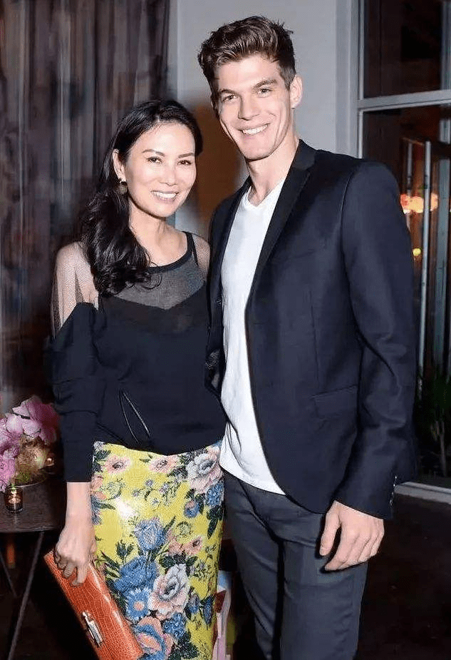 状态 邓文迪现身度假，罕见穿热裤秀53岁身材，肌肉腿抢镜