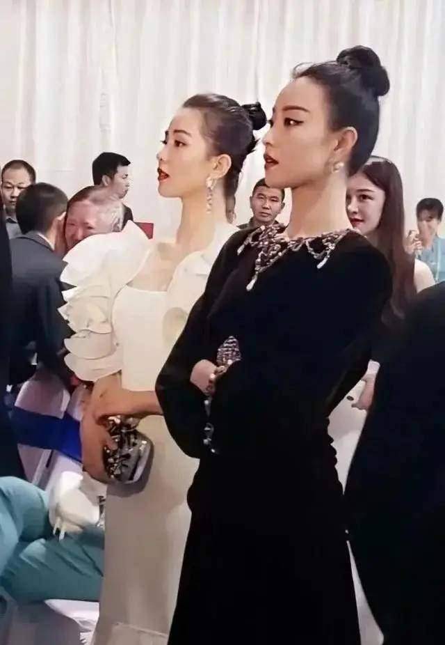 活动吉娜左右乱晃，赵露思鸵鸟颈，杨幂爱驼背，仪态短板滤镜也难救