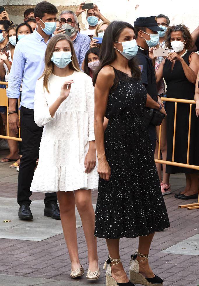 de 莱后带货太厉害,穿过的衣服立刻售罄,“莱蒂齐亚效应”持续发酵 。