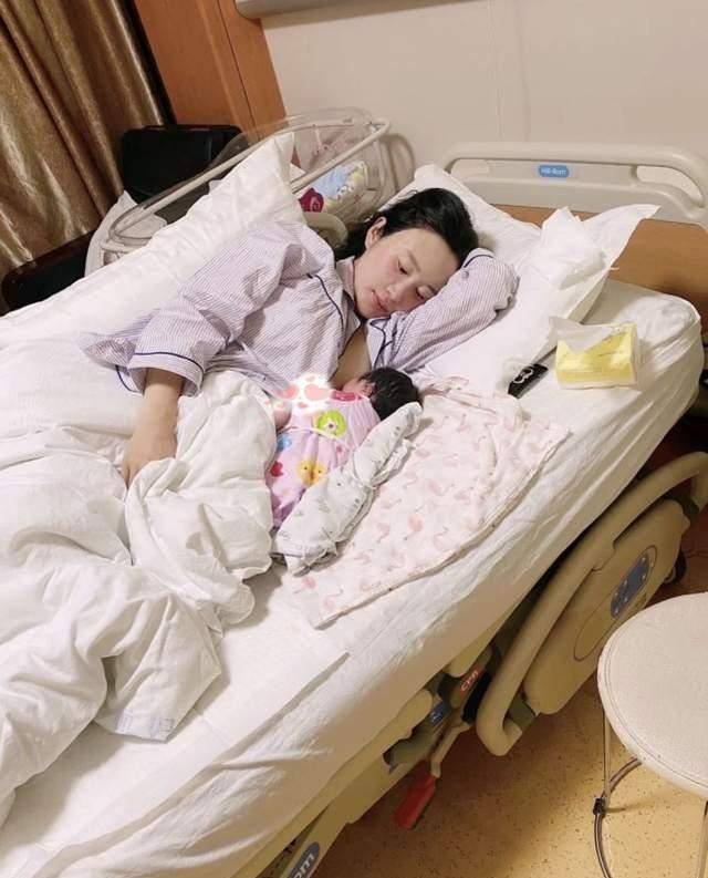 体力|张纪中与俩儿子玩蹴鞠，体力充沛，娇妻二胎产女才3个月疑怀三宝