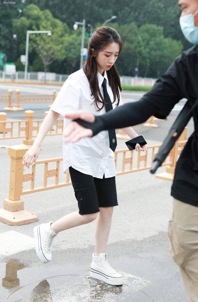机车孟美岐拉链连体裤帅气十足！变身街头机车少女，尽情释放迷人气场