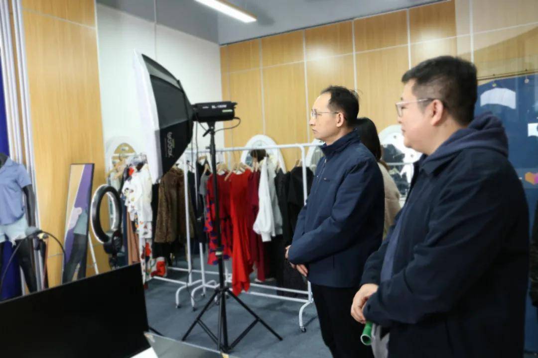 南宁市委常委副市长王群慰问广西启迪创新跨境总经理丁国勋