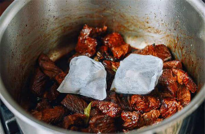 怎样做红烧牛肉最好吃最简单 4d68ba9d9963450ca65701ae5c3ce431.jpeg