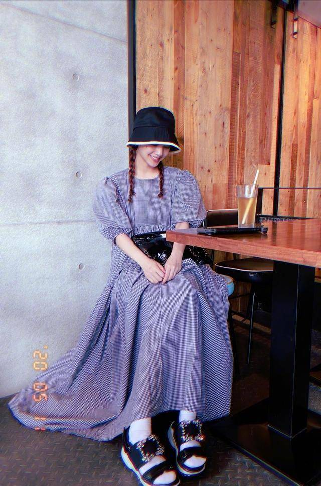 整体 杨丞琳私服穿搭指南：一袭紫色细格纹长裙，秒变青春少女