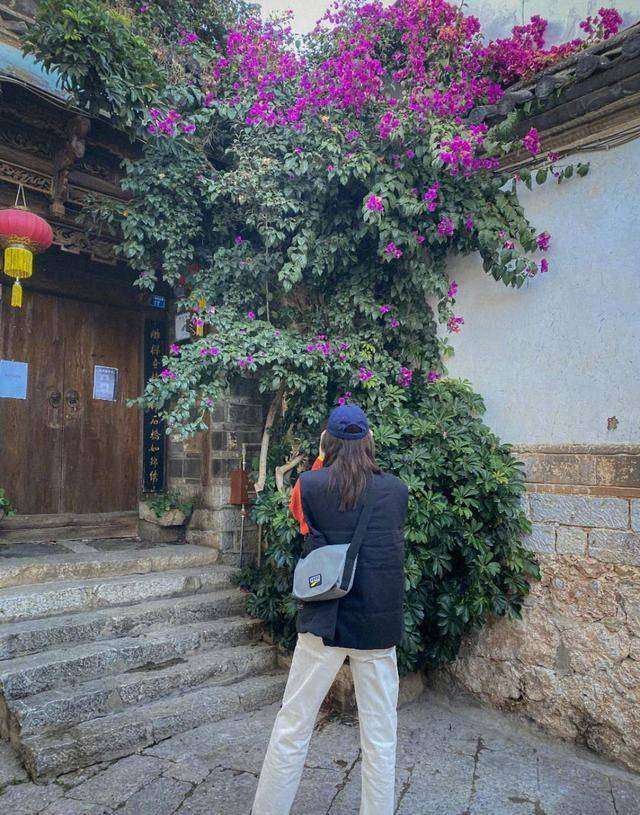 教科书 刘雯又现教科书级穿搭，卫衣叠穿马甲简约随性，值得平凡女孩借鉴