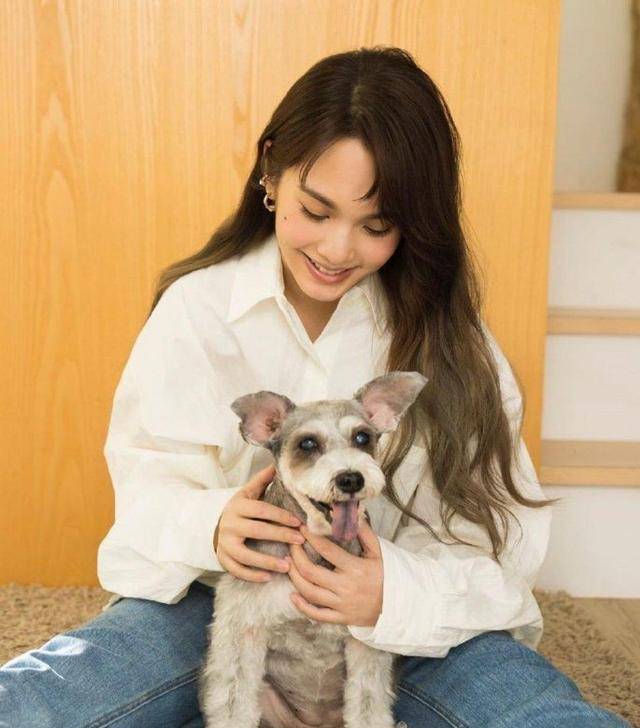 整体 杨丞琳私服穿搭指南：一袭紫色细格纹长裙，秒变青春少女