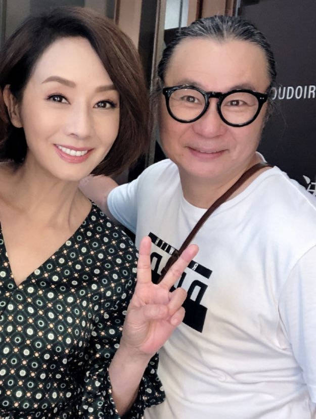 黑色 毛舜筠与女儿合影，素颜鱼尾纹多很苍老，62岁染黄发刻意装年轻！