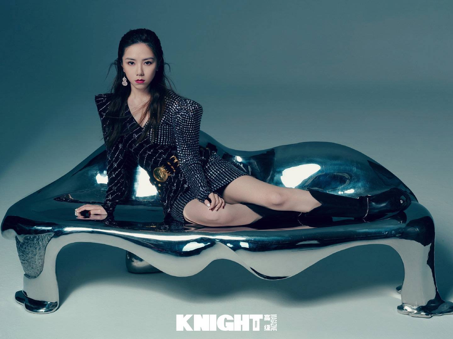 29岁邓紫棋频拍时尚大片金光闪闪的异域风妆容诡异又魅惑