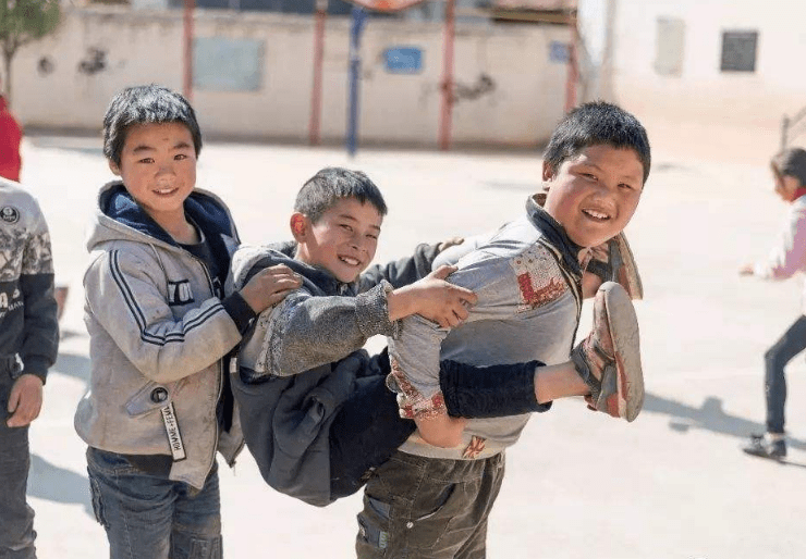 原创明天校门口你等着小学生打闹引家长约架结果叫人唏嘘