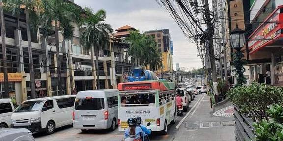 马尼拉街景：堵车，美食，热情的菲律宾人，遍布的天主教堂