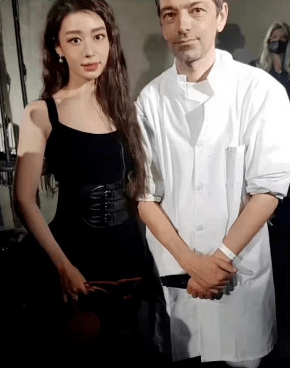 原创吉娜罕晒与爸爸合照父女俩一起看秀爸爸西装笔挺气质非凡