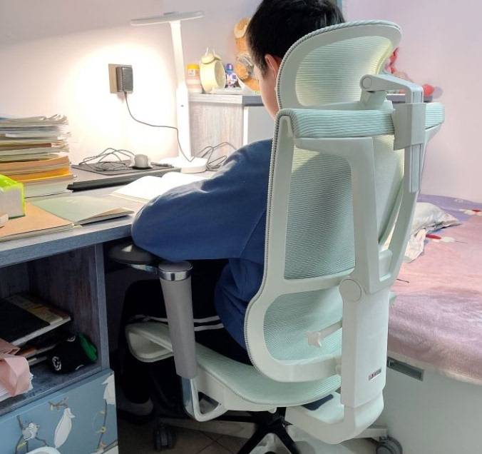 初高中生学业繁重,久坐如何保护脊柱