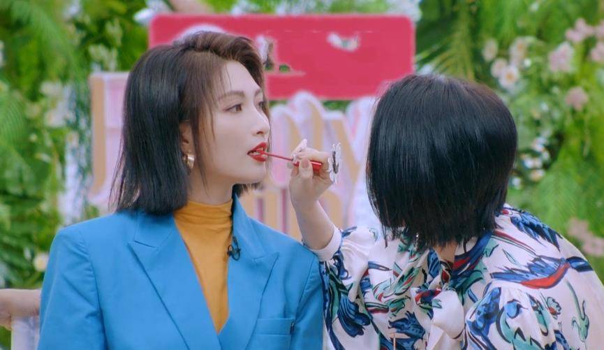 女孩子胡杏儿“口红画法”火了，帮助素人轻轻一涂，脸瞬间感觉小了一圈