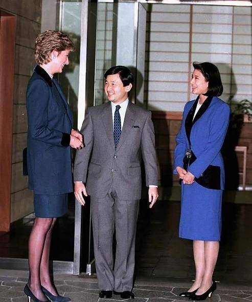 现实|26年前戴安娜访问日本，和雅子同穿蓝色套装撞衫，雅子比她幸运